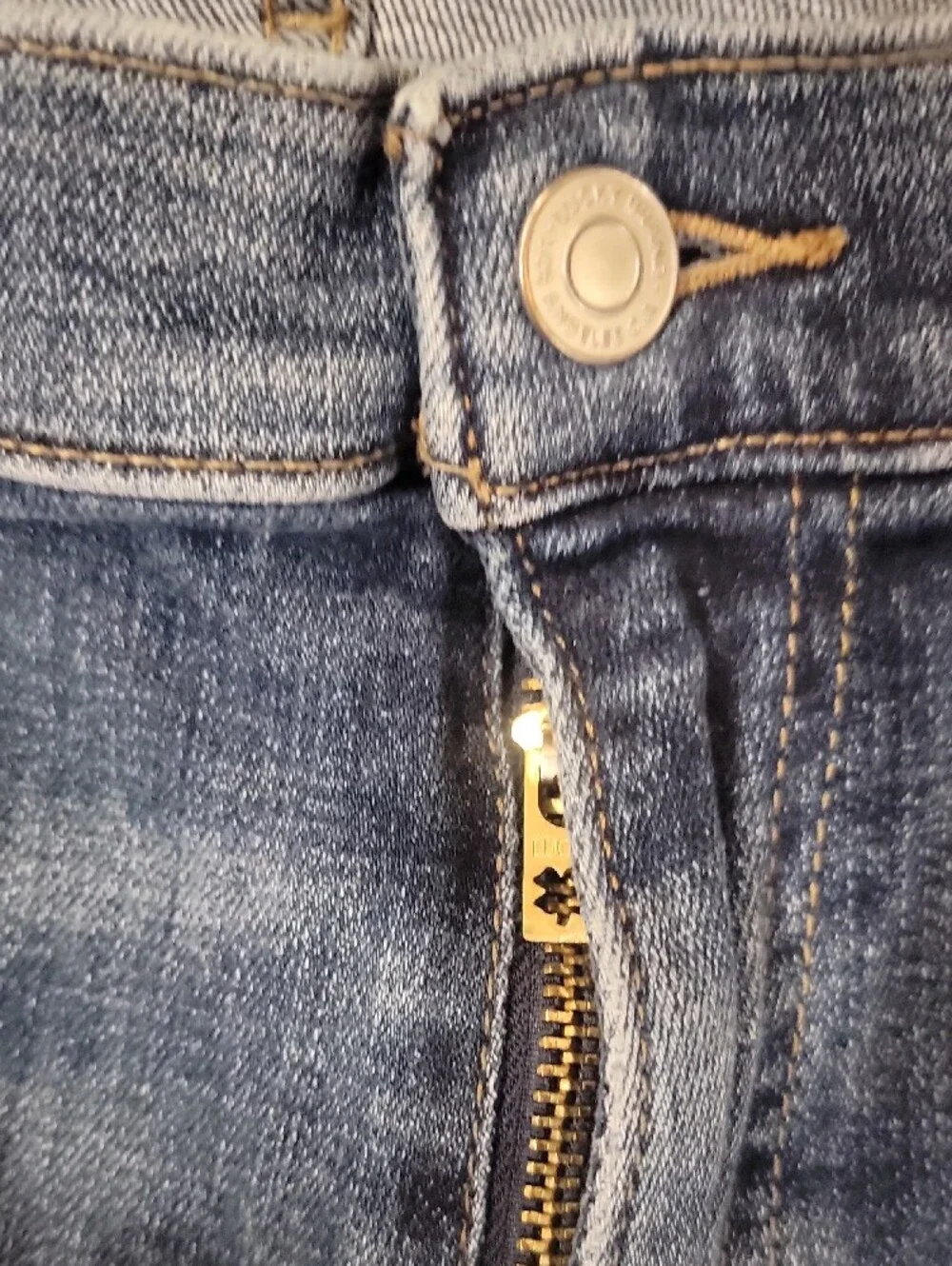 Lucky Brand Men's Slim Straight Jeans  Blue Wash Size 34x30. 410 Authentic Slim.